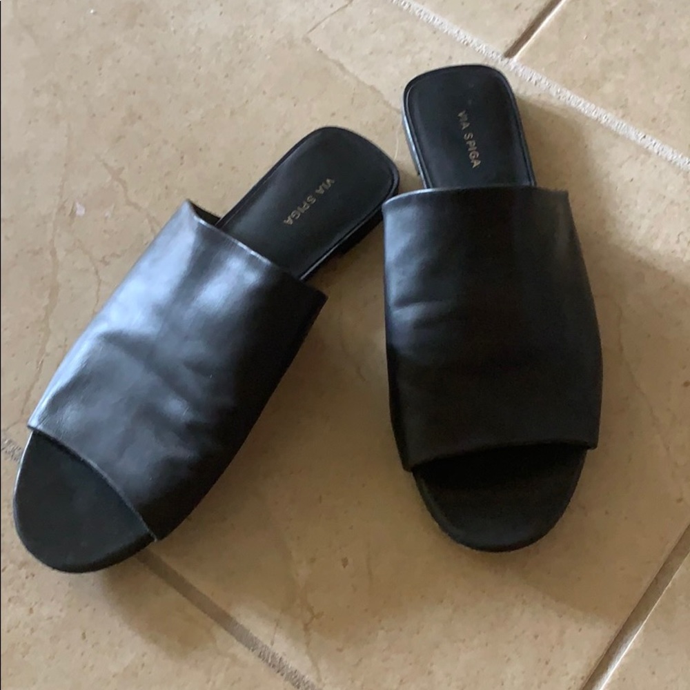 Black leather sandal